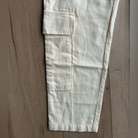 Monrow Buttercream Cropped Cotton Cargo Pants - Picture 4 of 10